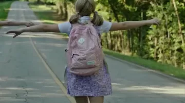 Le sac à dos rose à pois de Marian Crellin (Lulu Wilson) dans Sharp Objects (S01E01)