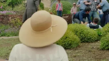 The hat straw Camille Preaker (Amy Adams) in Sharp Objects (S01E02)