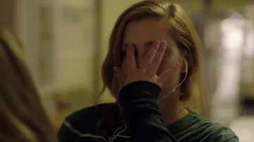 The headphones Adora Crellin (Patricia Clarkson) in Sharp Objects (S01E06)