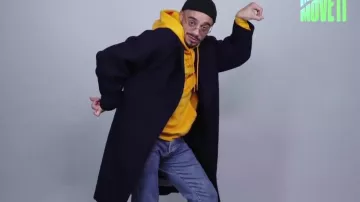 Le long manteau noir de Mister V dans sa video Le Total Look de Mister V