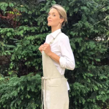 Le tablier lin de Julie Andrieu sur son compte Instagram @julieandrieu.officiel