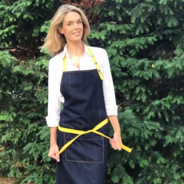 Le tablier en denim de Julie Andrieu sur son compte Instagram @julieandrieu.officiel