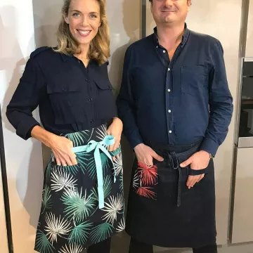 Le tablier à motif palmier de Julie Andrieu sur son compte Instagram @julieandrieu.officiel