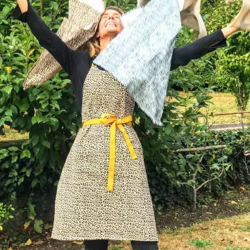 Le tablier léopard porté par Julie Andrieu sur son compte Instagram @julieandrieu.officiel