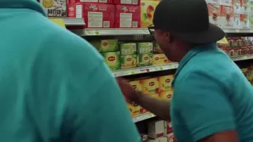 The Lipton green tea chosen by Simon (Sultan Salahuddin) in South Side (S01E01)
