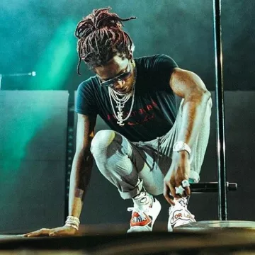 Camiseta negra de Burberry usada por Young Thug en su cuenta de Instagram @youngthug