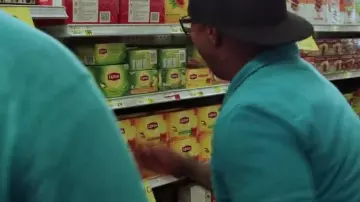 Lipton tea lemon chosen by Simon (Sultan Salahuddin) in South Side (S01E03)
