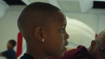 Les boucles d'oreilles diamant aperçues dans South Side (S01E02)