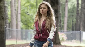 The bomber jacket bomber burgundy and white worn by Amma Crellin (Eliza Scanlen) in Sharp Objects (S01E01)