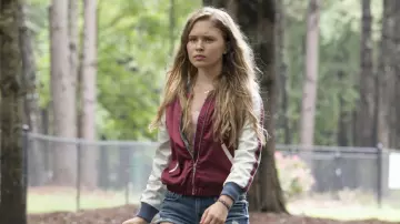 Le blouson bomber bordeaux et blanc porté par Amma Crellin (Eliza Scanlen) dans Sharp Objects (S01E01)