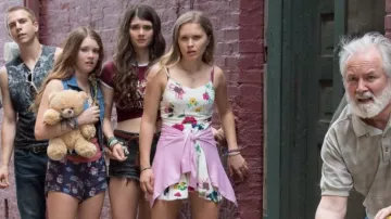 The white dress with flowers of Amma Crellin (Eliza Scanlen) in Sharp Objects (S01E01)