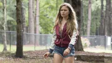 Le short en Jean de Amma Crellin (Eliza Scanlen) dans Sharp Objects (S01E01)