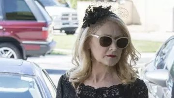 Le serre-tête en dentelle avec noeud de Adora Crellin (Patricia Clarkson) dans Sharp Objects (S01E02)