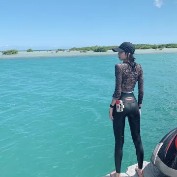 Roxy Surf Zipperless Long Jane Traje de neopreno usado por Lisa de BlackPink en su cuenta de Instagram @lalalalisa_m