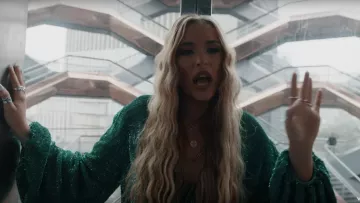 Vestido de lentejuelas verdes usado por Lennon Stella en el video musical de Takeaway por The Chainsmokers & Illenium