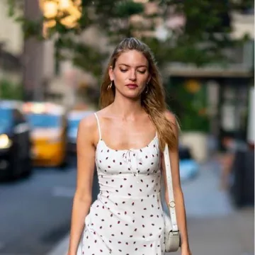 Agmes Metzner Boucles d'oreilles portées par Martha Hunt de Tribeca à New York le 29 juillet 2019
