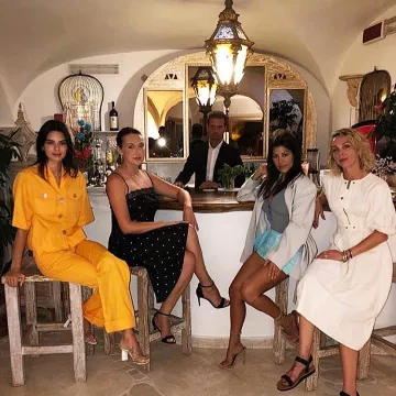 George Keburia à Manches Courtes en Lin Shirt porté par Kendall Jenner, Kourtney Kardashian Instagram, 28 juillet 2019