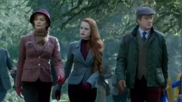 Col côtelé Pull à Bordeaux Mix porté par Cheryl Fleur (Madelaine Petsch) à Riverdale (Saison 01 Épisode 07)
