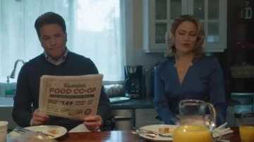 Classiques Entier Entier Blouse de seda estirable de cuello en V usado por Alice Cooper (Mädchen Amick) en Riverdale (Temporada 01 Episodio 07)