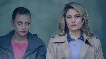 Gabardina de doble pecho en caqui usada por Alice Cooper (Mädchen Amick) en Riverdale (Temporada 01 Episodio 07)
