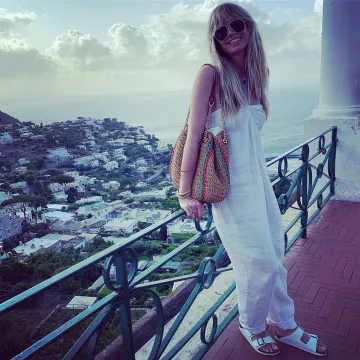 Birkenstock Arizona White Birko Flor Sandal worn by Heidi Klum Capri July 28, 2019