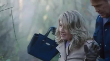 Kate Spade New York Cedar Street Small Hayden Top-Handle Bag usado por Alice Cooper (Mädchen Amick) en Riverdale (Temporada 01 Episodio 07)