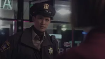 Funny Party Hats Police Hat usado por Harry Shum Jr. en burn Official Trailer (2019) Suki Waterhouse, Josh Hutcherson