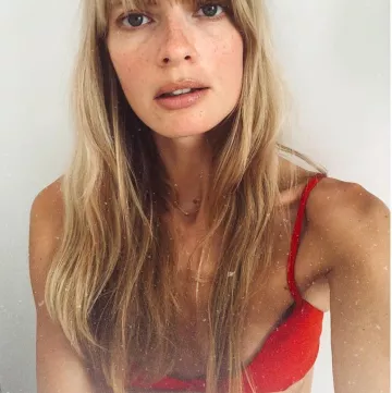 Rouge Haut de Bikini porté par Julia Stegner sur son Instagram account @juliastegner