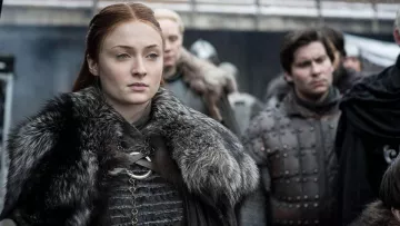 La réplique du costume de Sansa Stark (Sophie Turner) dans Game of Thrones (S08E01)