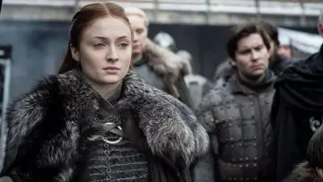 La réplique du costume de Sansa Stark (Sophie Turner) dans Game of Thrones (S08E01)