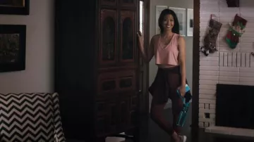 Legging rojo usado por Alisa Allapach en Light as a Feather (S02E01)