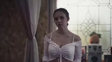 Le top blanc Opening Ceremony porté par Cassie Howard (Sydney Sweeney) dans Euphoria (S01E03)