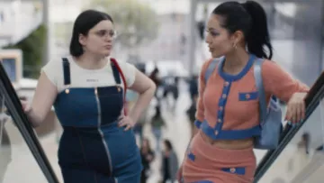El vestido vaquero de patchwork de Alice McCall usado por Kat Hernández (Barbie Ferreira) en Euphoria (S01E02)
