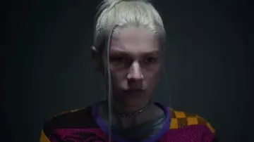 Le pull Iggy NYC porté par Jules Vaughn (Hunter Schafer) dans Euphoria (S01E06)