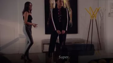 Pantalones de dos materiales Alexander Wang usados por Adena El Amin (Nikohl Boosheri) en De celles qui osent (S03E09)