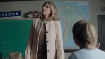 J Équipage beige top porté par Alice Cooper (Mädchen Amick) à Riverdale (S01E08)