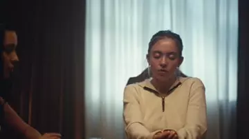 Le sweatshirt blanc crème porté par Cassie Howard (Sydney Sweeney) dans Euphoria (S01E07)