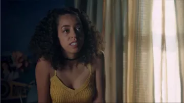 Yellow Groove Line Crop Top usado por Valerie Brown (Hayley Law) en Riverdale (Temporada 01 Episodio 08)