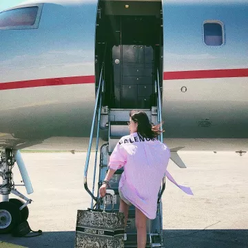 Balenciaga Logo camisa de popelín de algodón usada por Chryseis Tan en su cuenta de Instagram @chrystan_x