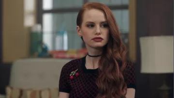 Lime Crime Mat Velvetine rouge à Lèvres dans une Émeute utilisé par Cheryl Fleur (Madelaine Petsch) à Riverdale (Saison 01 Épisode 08)