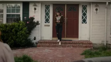Topshop Black Ripped Jamie Jeans usado por Violet Simmons (Haley Ramm) en Light as a Feather (Temporada 02 Episodio 02)