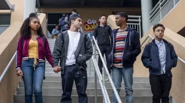 Le top jaune à lacets de Monse Finnie (Sierra Capri) dans On My Block (Saison 02 Episode 01)