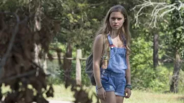 Denim Bref dans l'Ensemble porté par Amma Crellin (Eliza Scanlen) dans des Objets Pointus (S01E03)