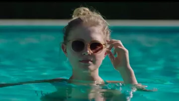 Jaune clair des Lunettes de soleil de Amma Crellin (Eliza Scanlen) dans des Objets Pointus (Saison 01 Episode 06)