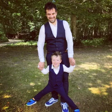 Sneakers Vans bold blue of Alex Goude on his account Instagram @alexgoudeofficiel