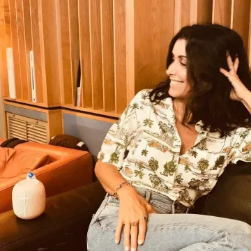 Le jean taille haute bleu clair porté par Jenifer sur son compte Instagram @jeniferofficiel