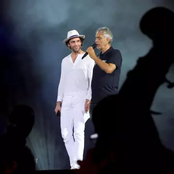The slim jean white of Mika on the account Instagram of @mikainstagram