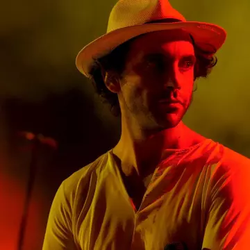 The fedora hat of Mika on the account Instagram of @mikainstagram
