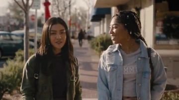 Forever 21 selected Femme Ann Impression tee Vert porté par Adriyan Rae en Léger comme une Plume (Saison 02 Episode 02)