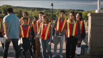 Champion Bleu Rib Panel Tie Dye Hoodie usado por Alex Portnoy (Brianne Tju) en Light as a Feather (Temporada 02 Episodio 03)